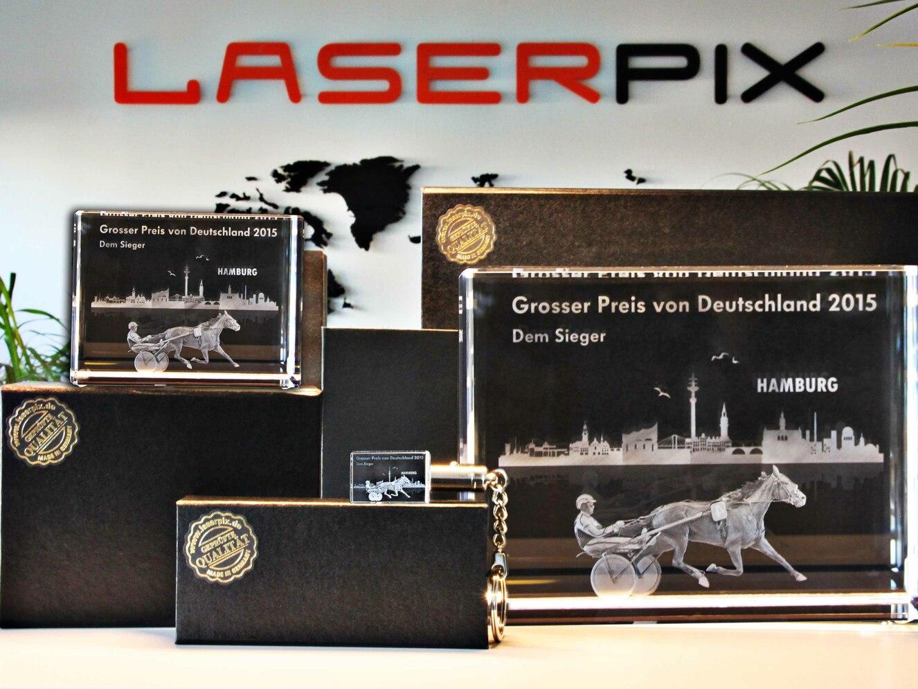 Laserpix Büro Austellung von Würfeln mit 3D Gravur für den Grossen Preis von Deutschlad von 2015 Award für den Sieger Laserpix Büro Austellung von Würfeln mit 3D Gravur für den Grossen Preis von Deutschlad von 2015 Award für den Sieger