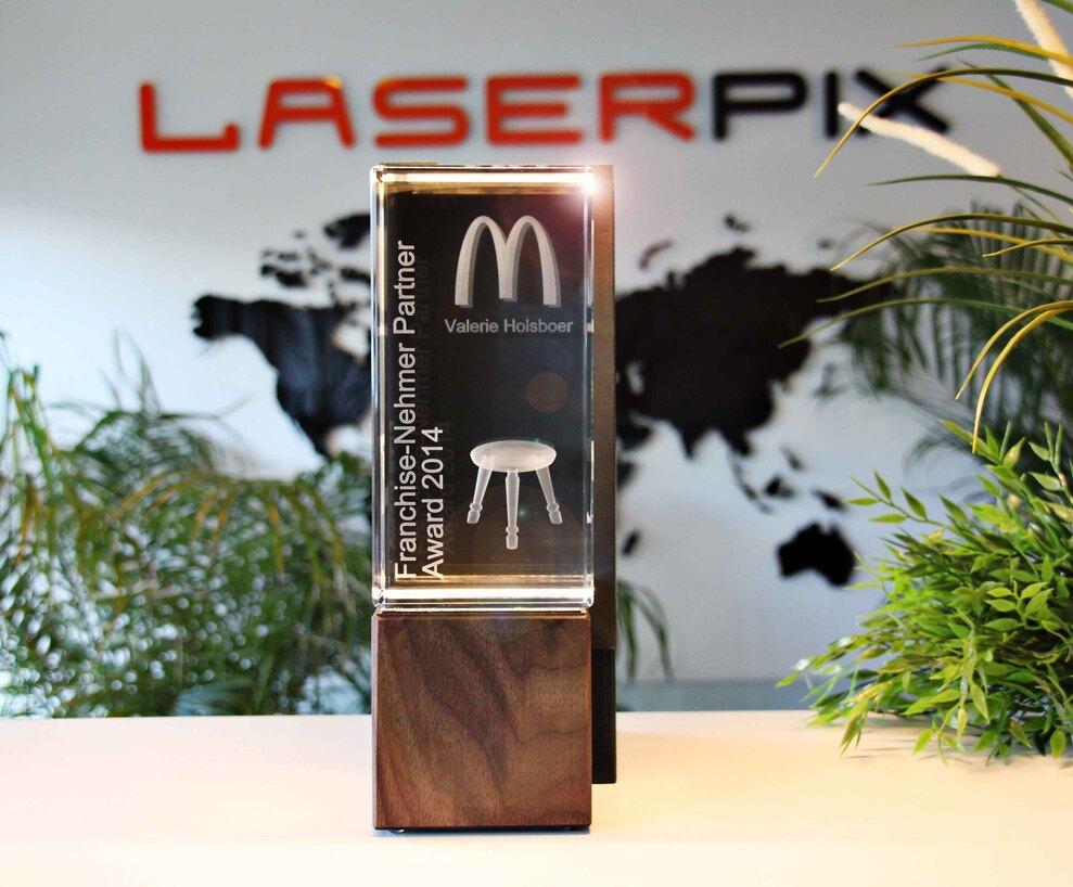 McDonald’s 3D-Glasaward Roll-Out Deutschland seit 2013 mit präziser Glasinnengravur von LASERPIX McDonald’s Award seit 2013 mit 3D-Glasgravur
