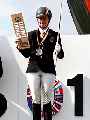 Reitturnier Siegerin Grosser Deutschland Preis 2015 Award Holzgravur Metallgravur 3D Laser Gravur Reitturnier Siegerin Grosser Deutschland Preis 2015 Award Holzgravur Metallgravur 3D Laser Gravur